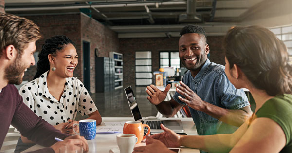 Un groupe de personnes se faisant face, engagés dans une discussion sur la candidature à un emploi.
